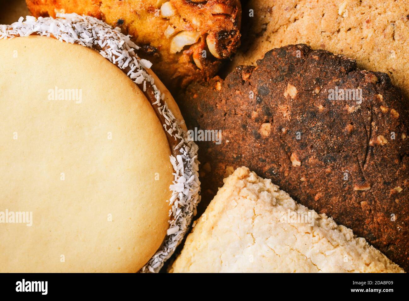 Biscotti fatti in casa closeup. Vari tipi di torte fatte in casa. Cucina casalinga Foto Stock
