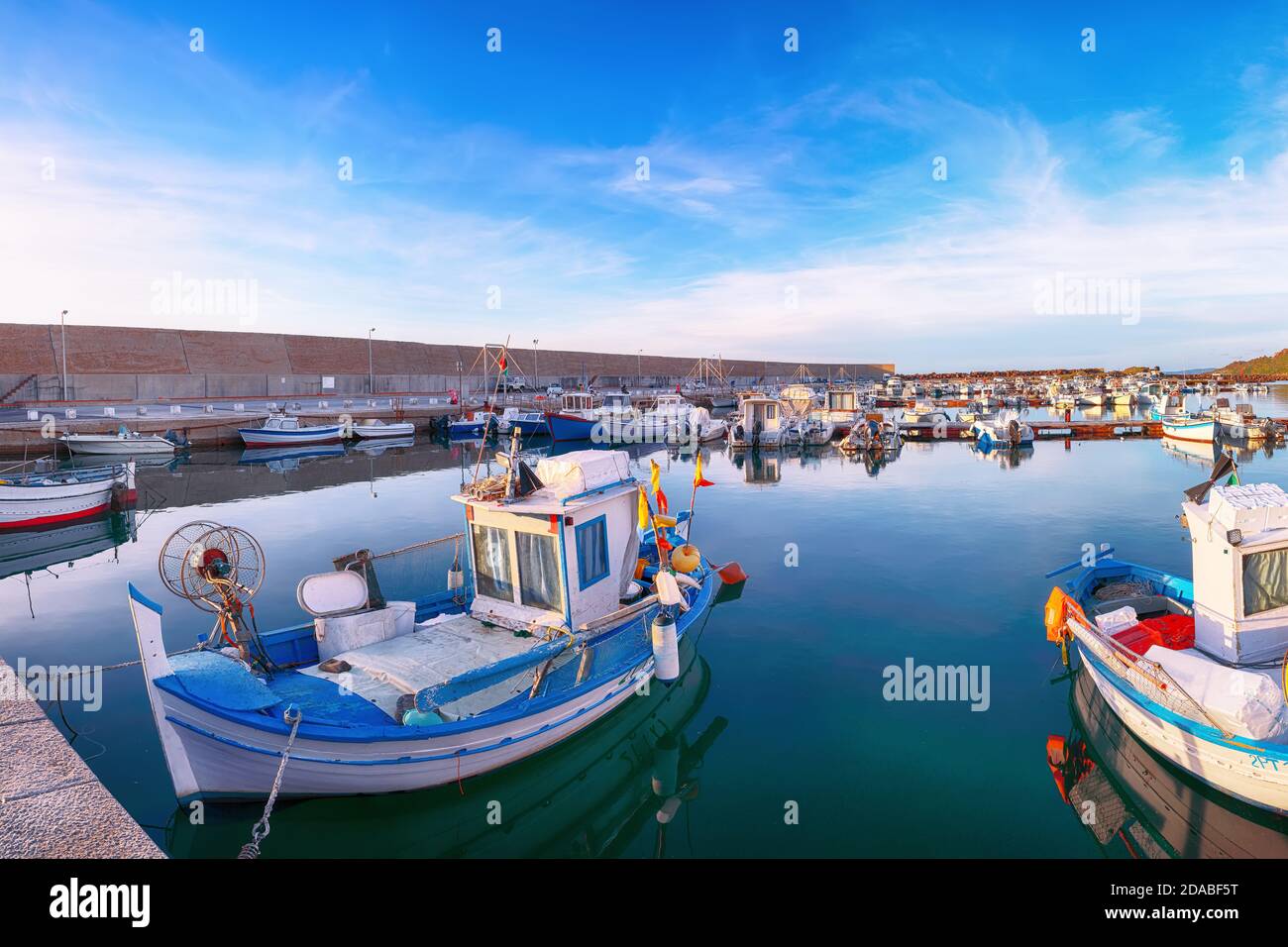 Barche da pesca al porto di Castelsardo . Mare Mediterraneo. Ubicazione: Castelsardo, Provincia di Sassari, Sardegna, Italia, Europa Foto Stock