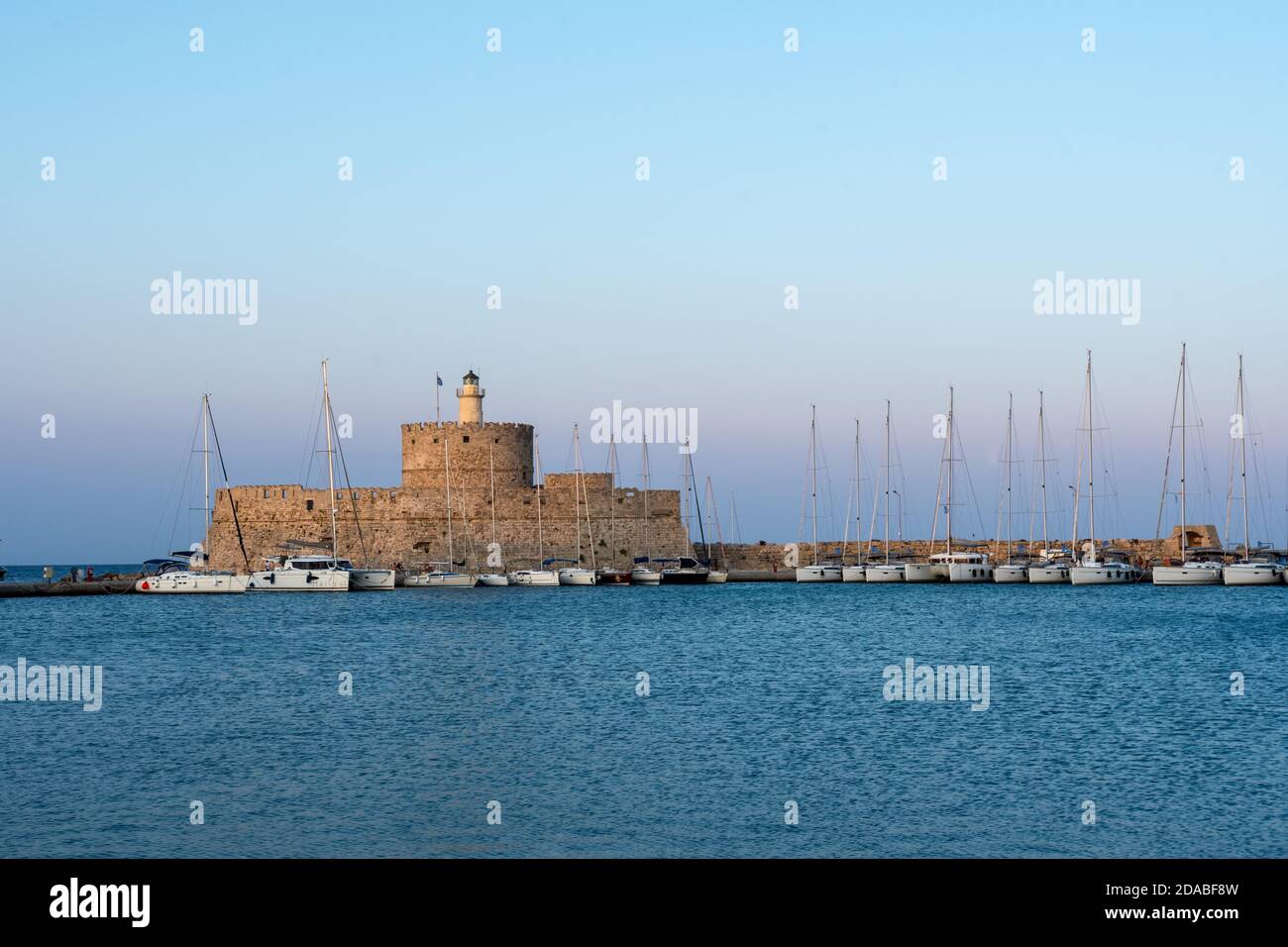 Agios Nikolaos fortezza sul porto di Mandraki di Rodi Foto Stock