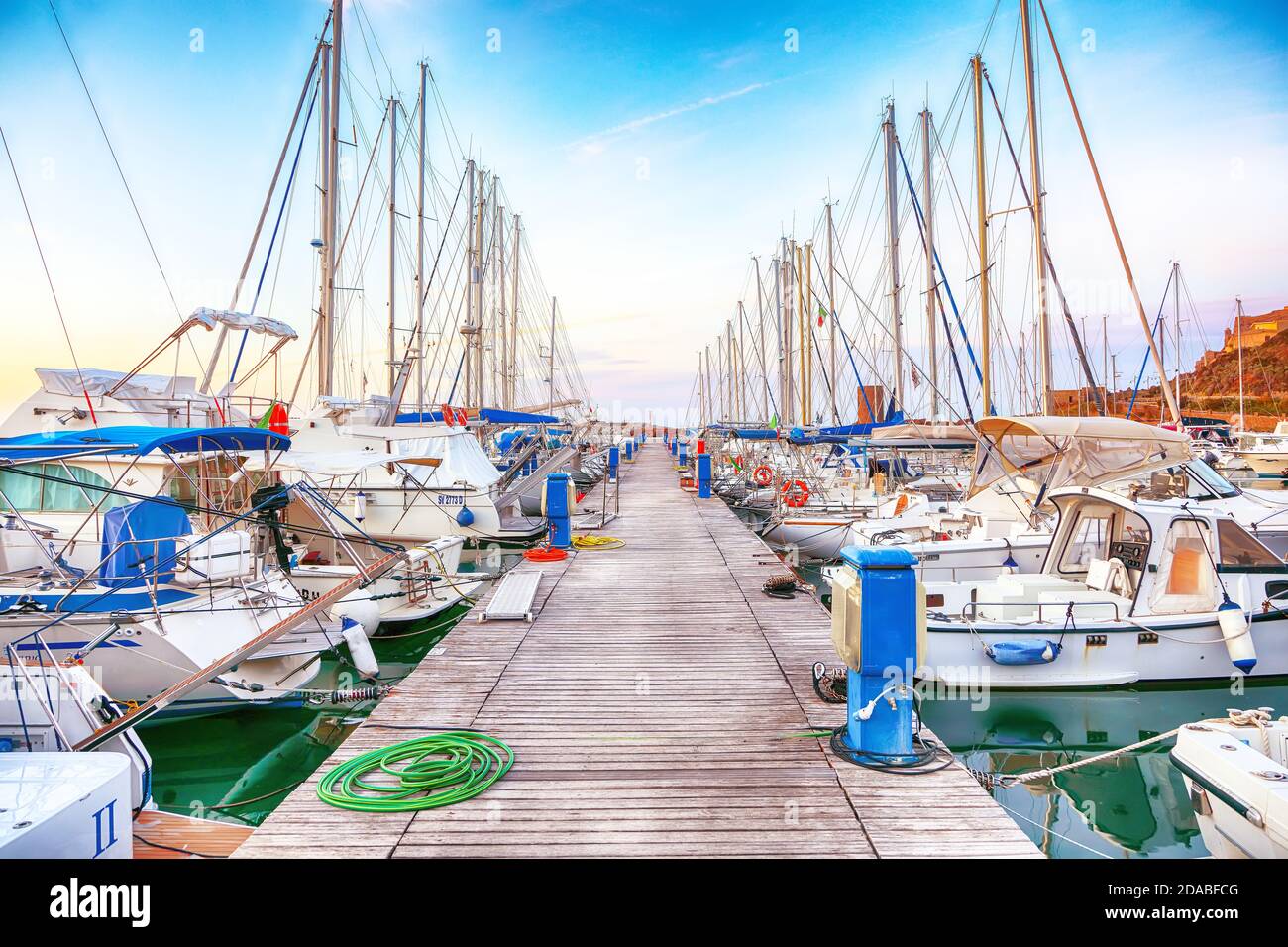 Barche al porto di Castelsardo . Mare Mediterraneo. Ubicazione: Castelsardo, Provincia di Sassari, Sardegna, Italia, Europa Foto Stock