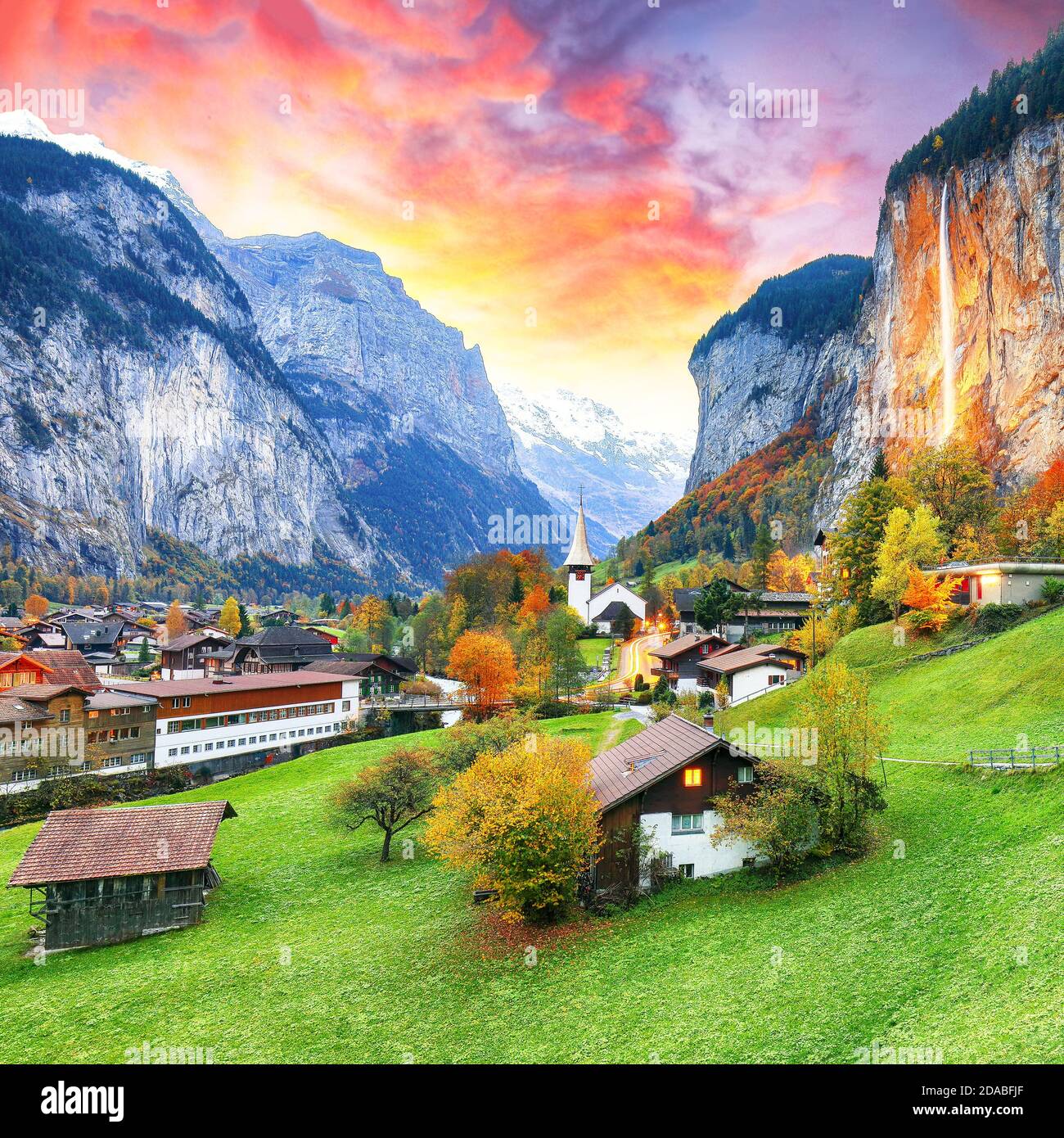 Spettacolare vista autunnale della valle di Lauterbrunnen con la splendida cascata di Staubbach e le Alpi svizzere al tramonto. Località: Lauterbrunnen villaggio, Berner Foto Stock