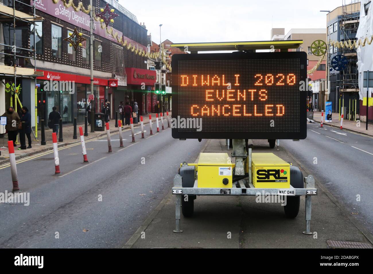 Leicester, Leicestershire, UK.Wednesday 11 November 2020. Belgrave Road (nota anche come Golden Mile) a Leicester è molto tranquilla durante la chiusura e la cancellazione delle celebrazioni della città di Diwali. Credit: ANDRIPHOT/Alamy Live News Foto Stock