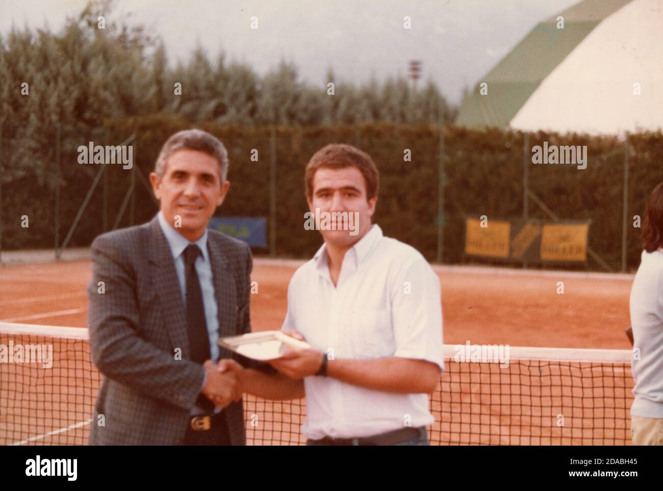 Tennis regionale italiano: Rossi premia Fornari, Sora, Italia 1983 Foto  stock - Alamy