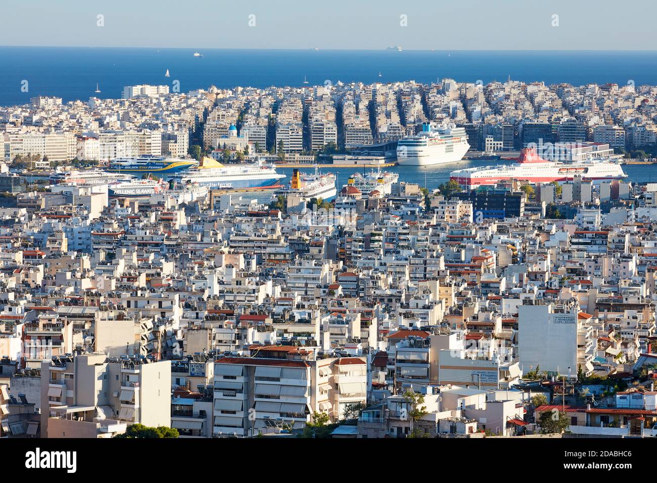 Porto di Piräus ad Atene visto da lontano Foto Stock