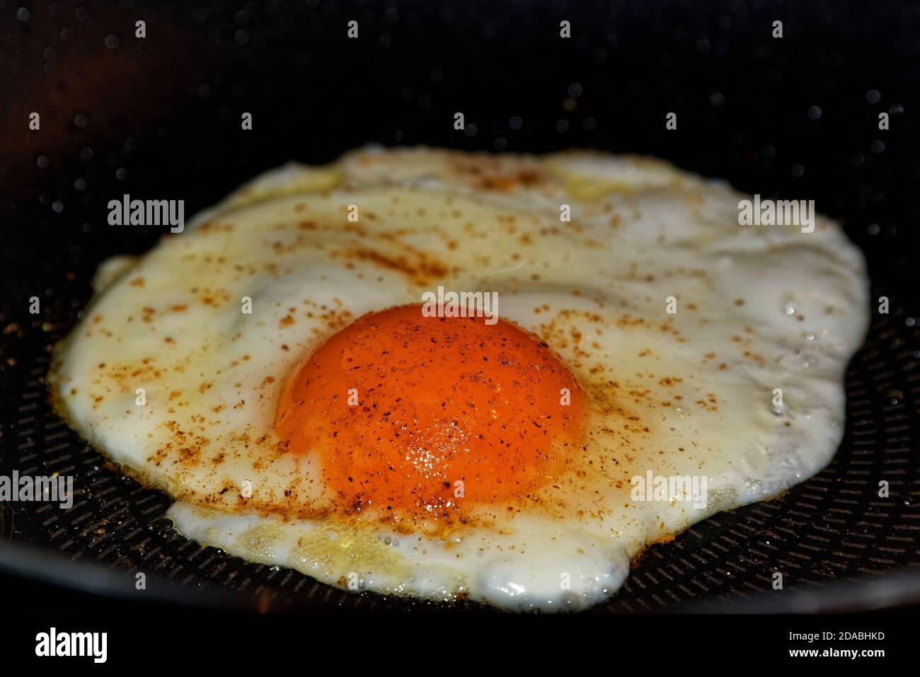 Foto in primo piano dell'uovo fritto, cucinando in una padella foto Foto Stock