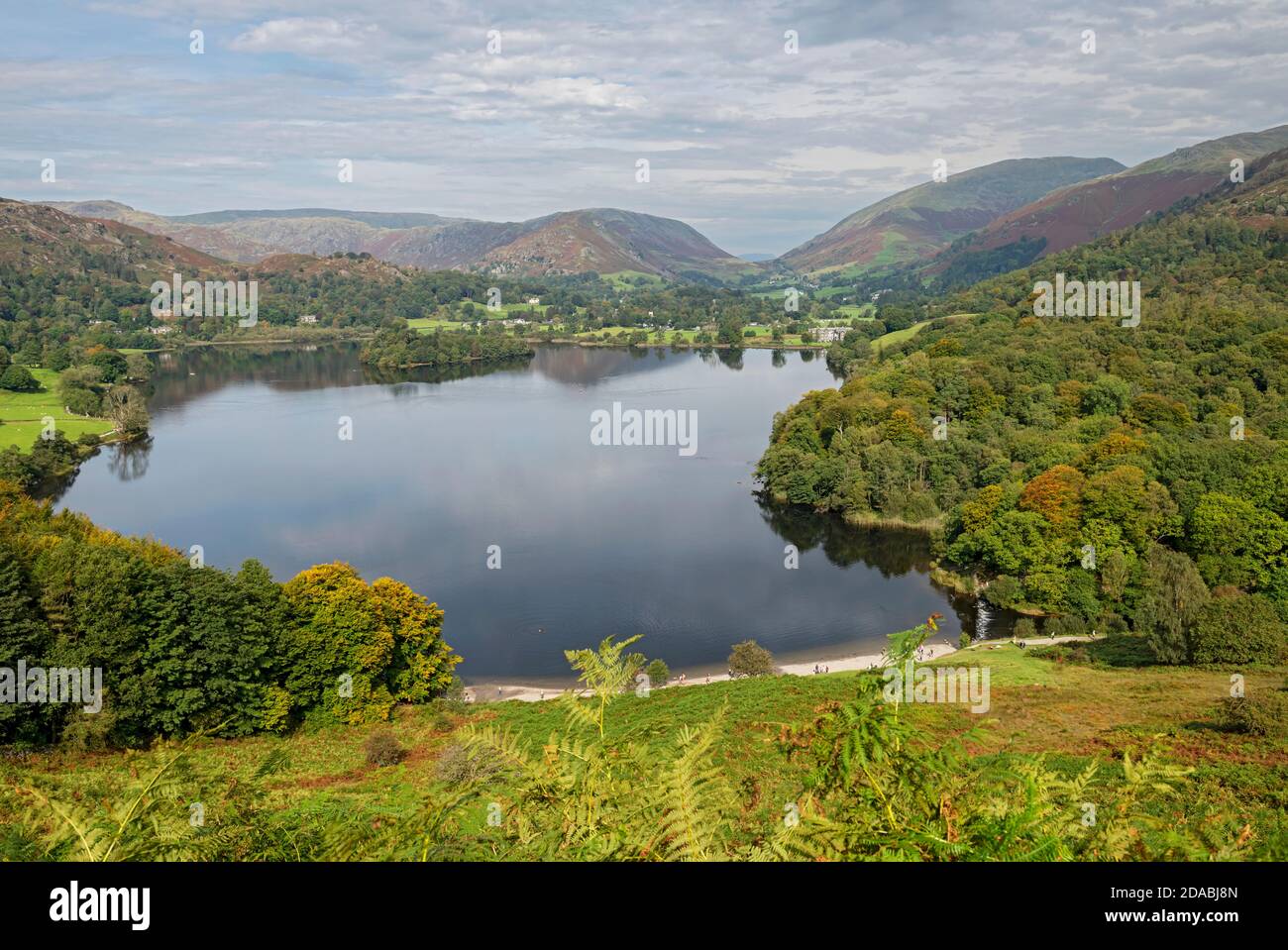 Ammira Grasmere verso Helm Crag da Loughrigg Terrace Fell in autunno Lake District National Park Cumbria Inghilterra Regno Unito Regno Unito Gran Bretagna Foto Stock