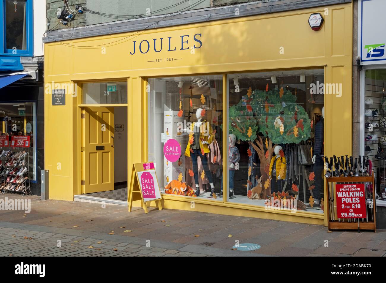 Joules negozio di moda vetrina rivenditore esterno Keswick Cumbria Inghilterra Regno Unito GB Gran Bretagna Foto Stock