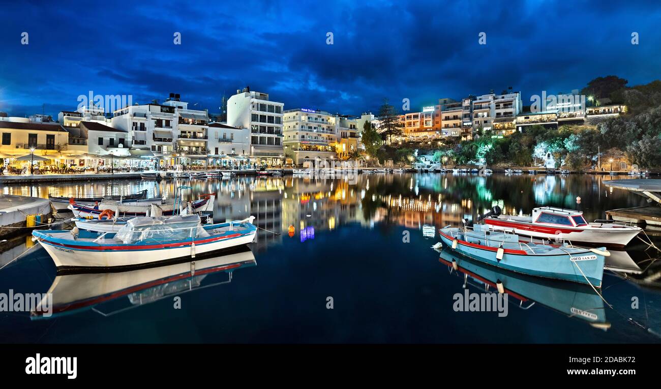 Agios Nikolaos town e la 'bottomless " Lago di Voulismeni, Lassithi, Creta, Grecia. Foto Stock