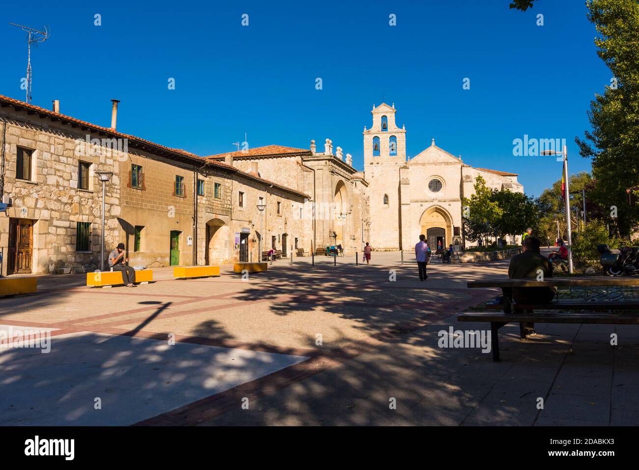 Il vecchio monastero di San Juan de Ortega è un monumento romanico a Barrios de Colina, Montes de Oca, Burgos, Castilla y León, Spagna, Europa Foto Stock