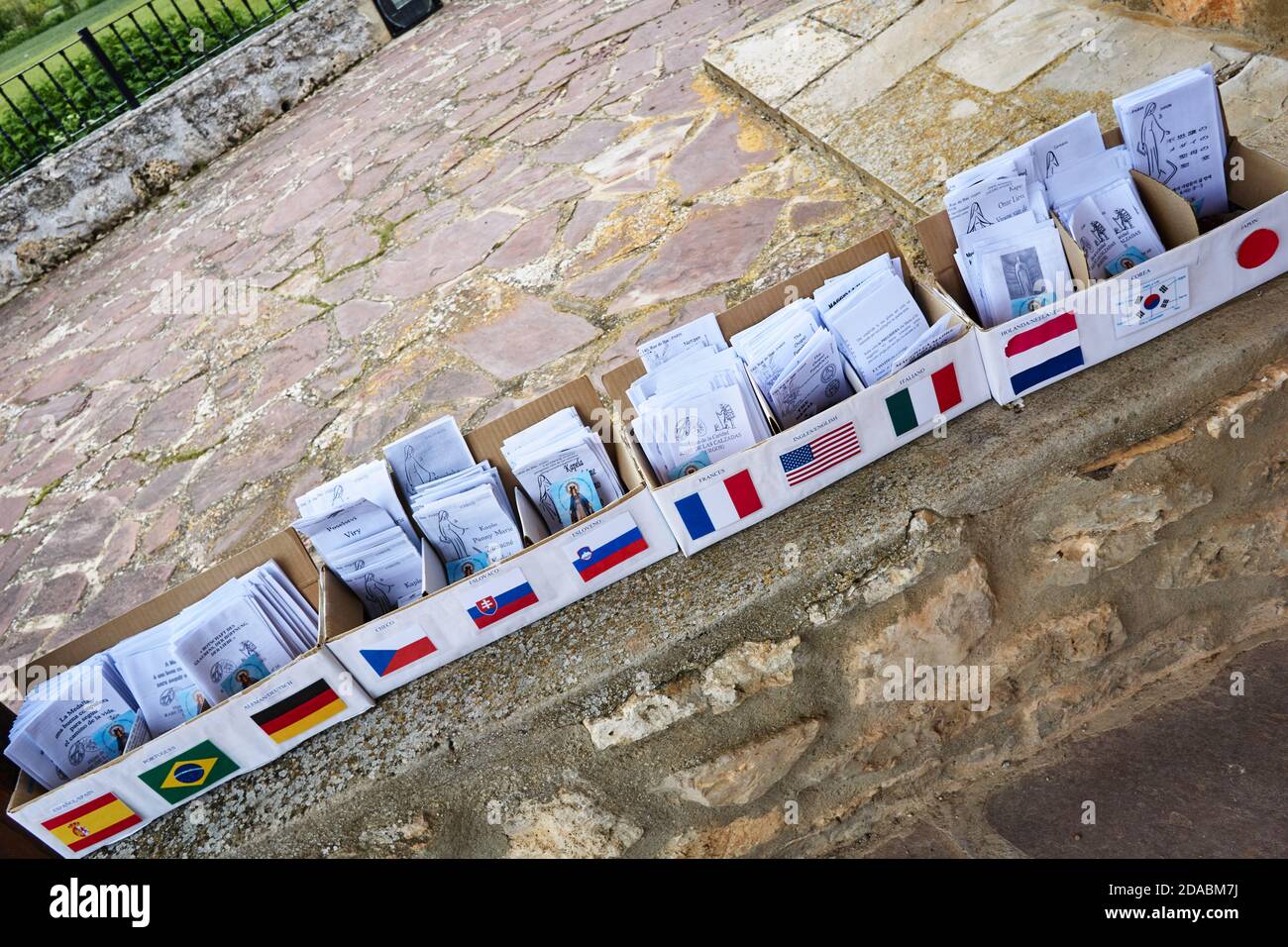 Brochure multilingue. Eremo della Vergine di Monasterio. Modo francese, modo di San Giacomo. Rabé de las Calzadas, Burgos, Castiglia e Leon, SPAI Foto Stock