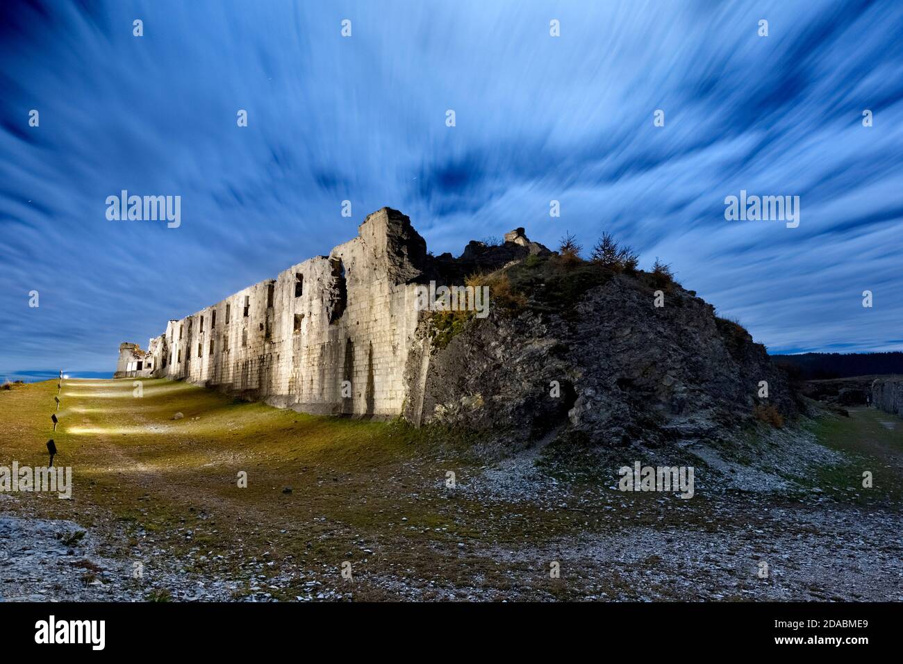 Forte austro-ungarico Cherle (Werk San Sebatiano) in una notte spettrale. Folgaria, Alpe di Cimbra, provincia di Trento, Trentino Alto Adige, Italia, Europa. Foto Stock