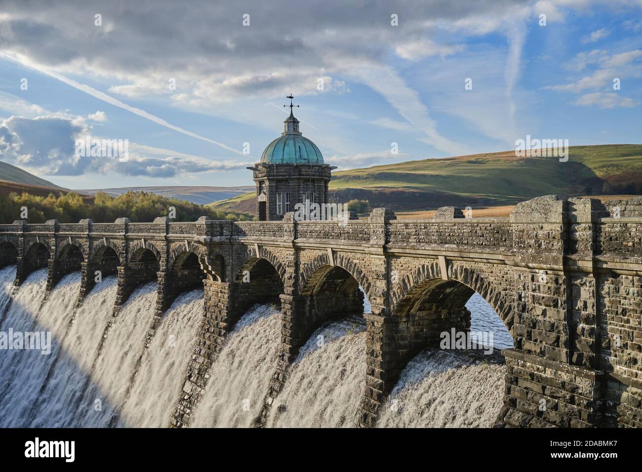 Craig Goch Reservoir diga nella Valle di Elan di metà Galles Foto Stock