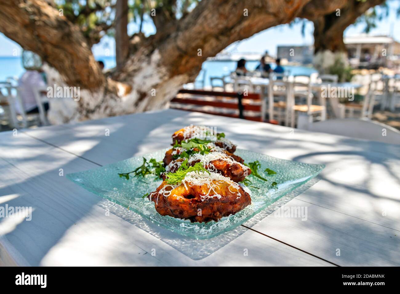 Palle di zucchine (in greco kolokylthokeftedes) un antipasto greco tradizionale in un ristorante (Searcho) nella città di Ierapetra, Lassithi, Creta, Grecia. Foto Stock