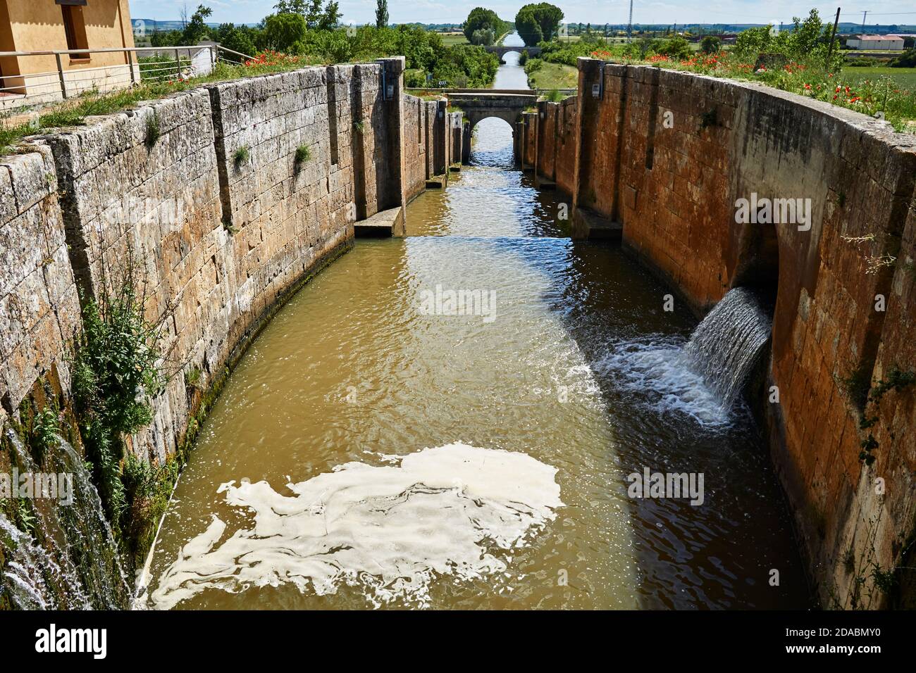 Chiuse nel Canal de Castilla mentre passa attraverso il villaggio di Frómista. Modo francese, modo di San Giacomo. Frómista, Palencia, Castiglia e Leon, Spagna Foto Stock
