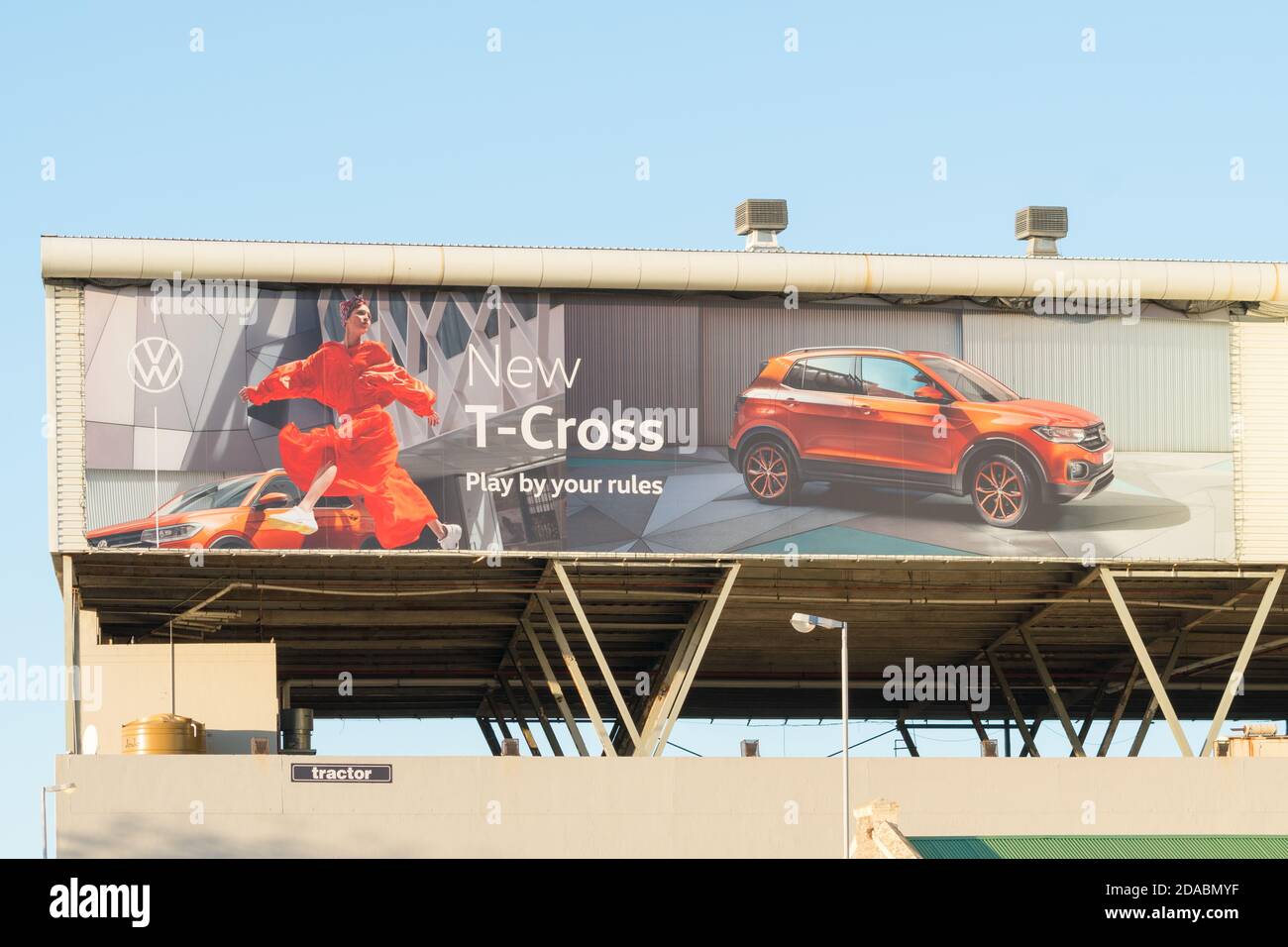 affissioni, pubblicità su un muro di un edificio per VW nuova T-Cross auto a motore in Sud Africa Foto Stock
