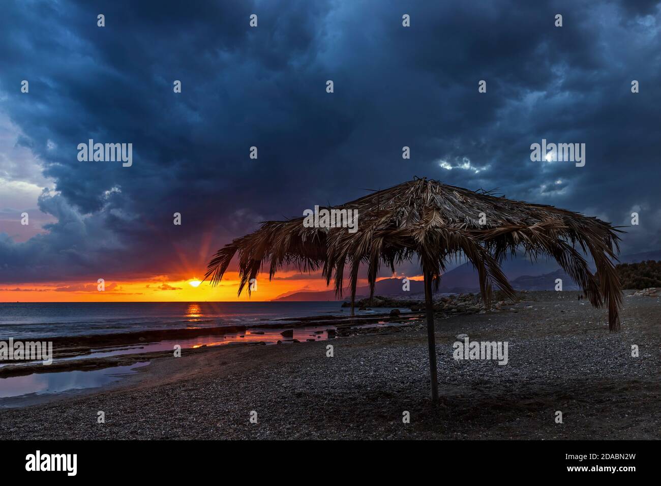 Tramonto a Ierapetra (Lassithi, Creta, Grecia) al limitare di due stagioni, fine estate, inizio autunno. Foto Stock