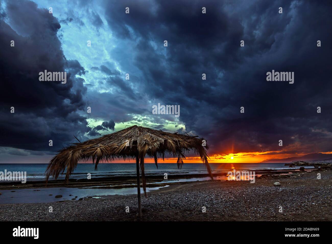 Tramonto a Ierapetra (Lassithi, Creta, Grecia) al limitare di due stagioni, fine estate, inizio autunno. Foto Stock