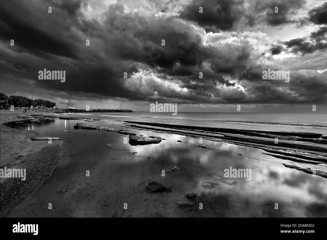 Una spiaggia nella città di Ierapetra (Creta, Grecia), subito dopo il tramonto, ai margini di due stagioni, fine estate, inizio autunno (versione b&w). Foto Stock