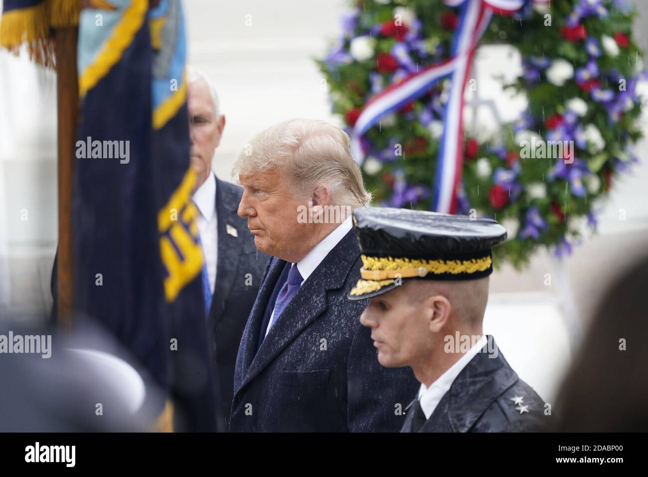 Il presidente degli Stati Uniti Donald J. Trump parte dopo che lui e la prima signora Melania Trump partecipano ad un'osservanza del giorno dei veterani nazionali al cimitero nazionale di Arlington, VA, 11 novembre 2020. In alto a sinistra è parzialmente oscurato Mike Pence, vicepresidente degli Stati Uniti. Credit: Chris Kleponis / Pool via CNP | utilizzo in tutto il mondo Foto Stock