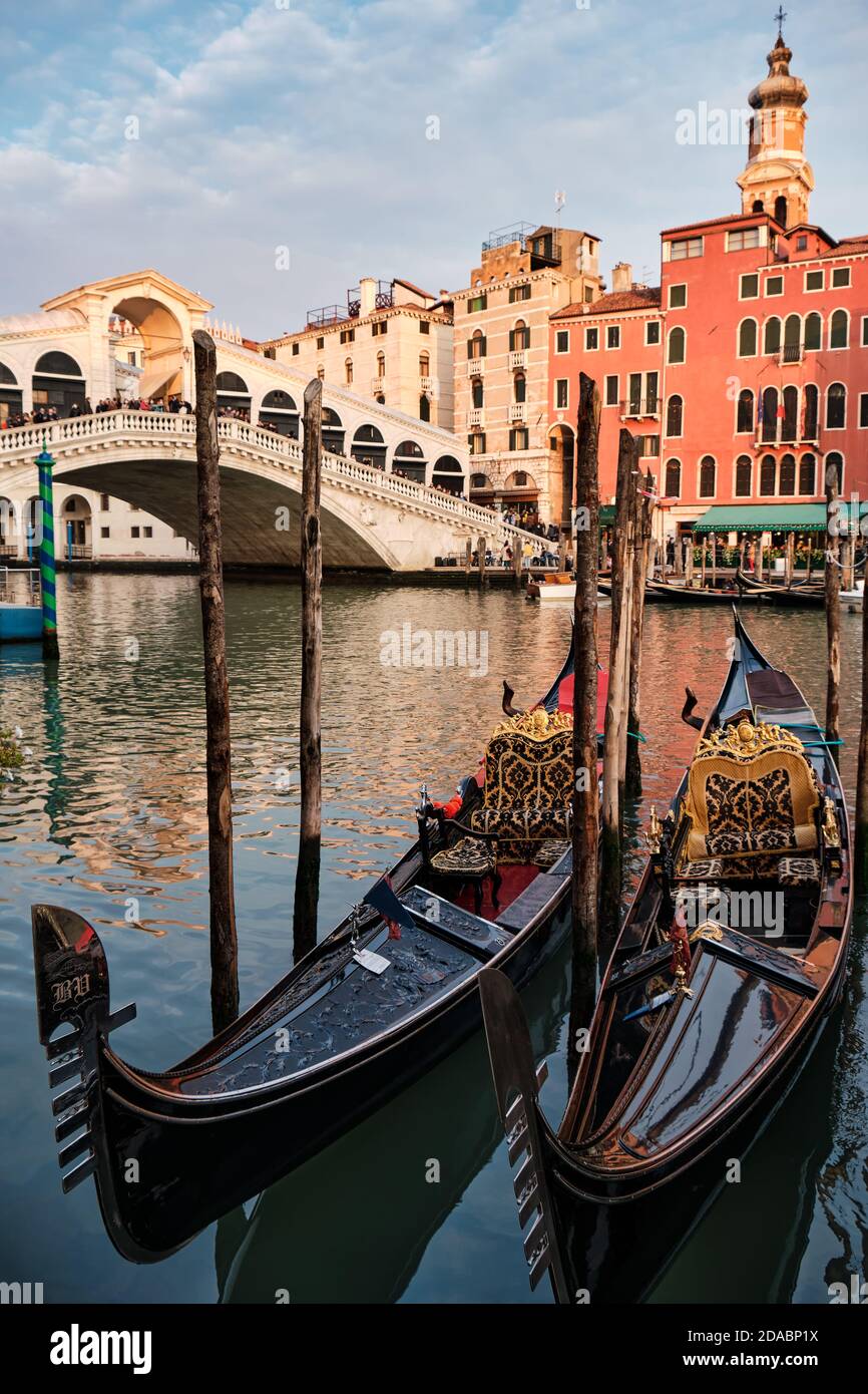 Gondola attraccata sul Canal Grande vicino al Ponte di Rialto in attesa di turisti, Venezia, Italia, UNESCO Foto Stock