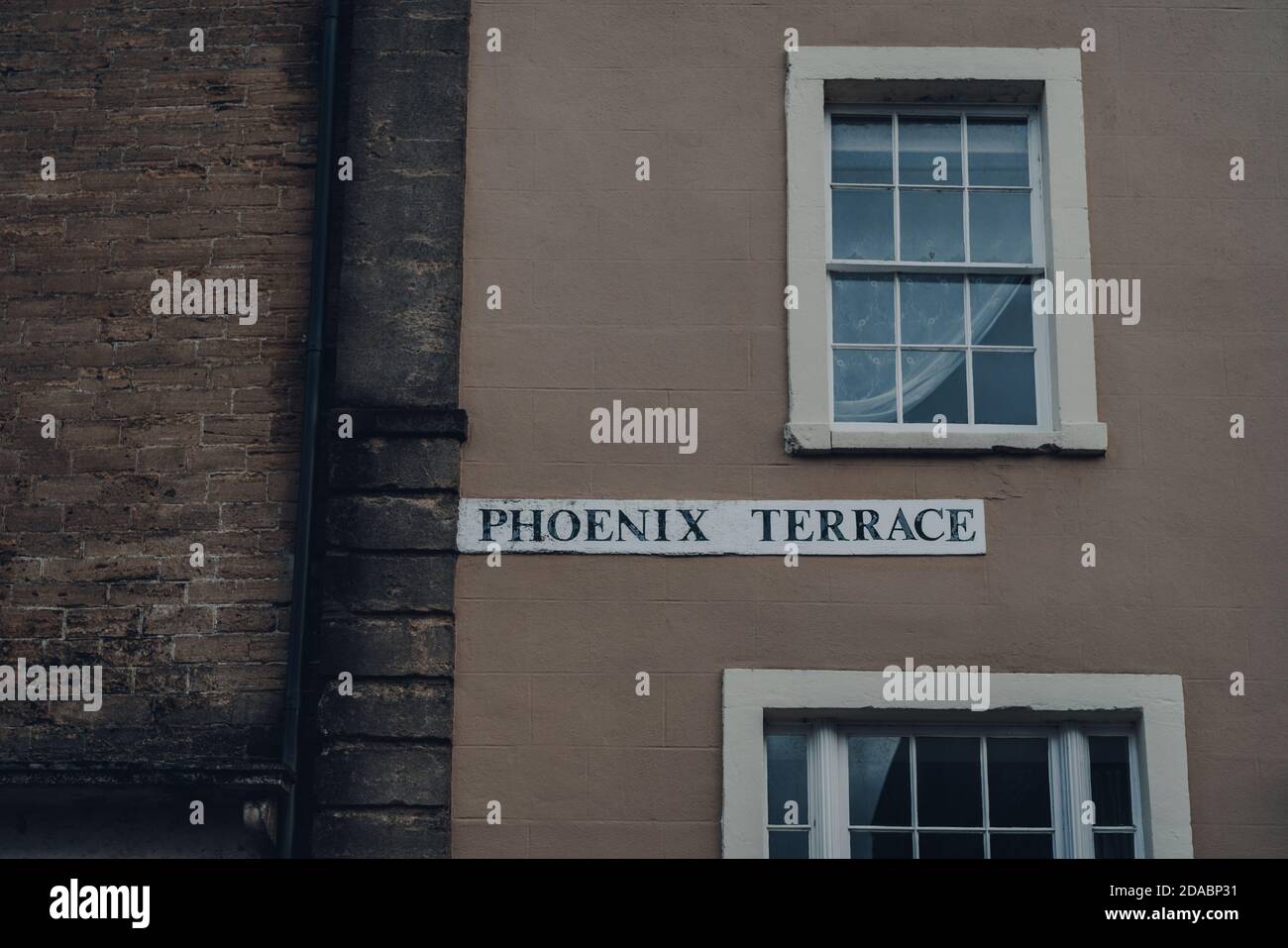 Cartello con il nome della strada su un muro di mattoni di un edificio sulla Phoenix Terrace a Frome, Somerset, UK. Foto Stock