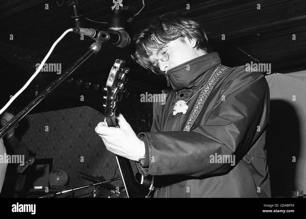 Immagine monocromatica di Gerard Love e Norman Blake che suonano con la band indie di Glasgow BMX Bandits a Esquires, Bedford, UK, nel 1990. Foto Stock