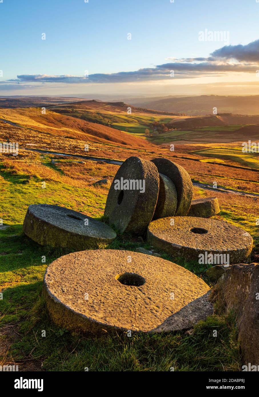 Millstones abbandonati sul bordo di Stanage vicino al distretto di picco di Hathersage Derbyshire Parco nazionale Derbyshire Inghilterra GB Europa Foto Stock