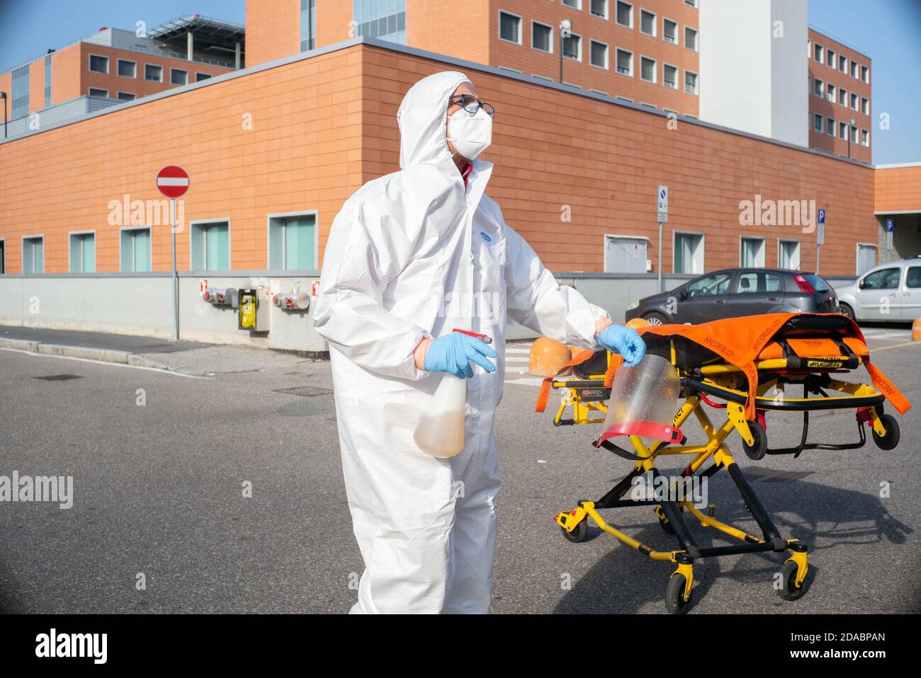 Varese, COVID-19 pronto soccorso Ospedale Macchi, nel piazzale degli operatori di ambulanza vestirsi e sanificazione (Varese - 2020-11-11, DAVIDE CANELLA) p.s. la foto e' utilizzabile nel messaggio del contenuto in cui e' stata attaccata, e senza intendimento difamatorio del decaoro delle persone presentate Foto Stock