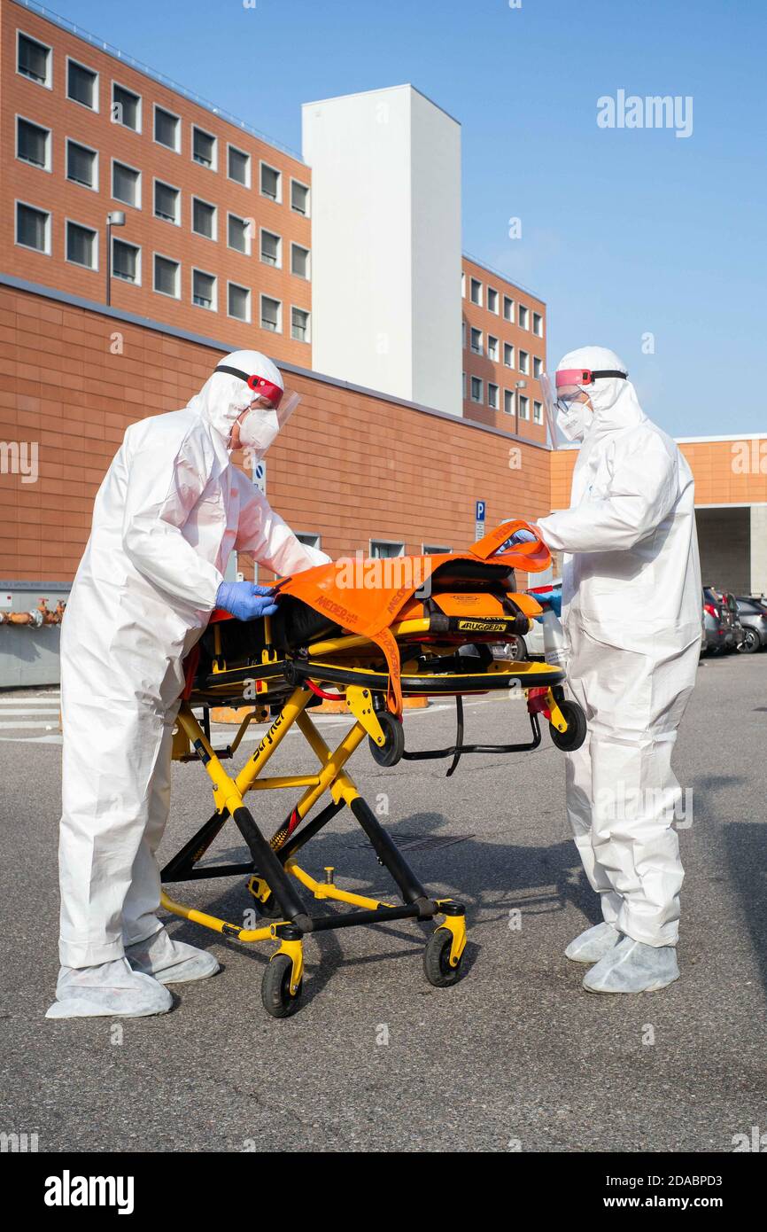 Varese, COVID-19 pronto soccorso Ospedale Macchi, nel piazzale degli operatori di ambulanza vestirsi e sanificazione (Varese - 2020-11-11, DAVIDE CANELLA) p.s. la foto e' utilizzabile nel messaggio del contenuto in cui e' stata attaccata, e senza intendimento difamatorio del decaoro delle persone presentate Foto Stock