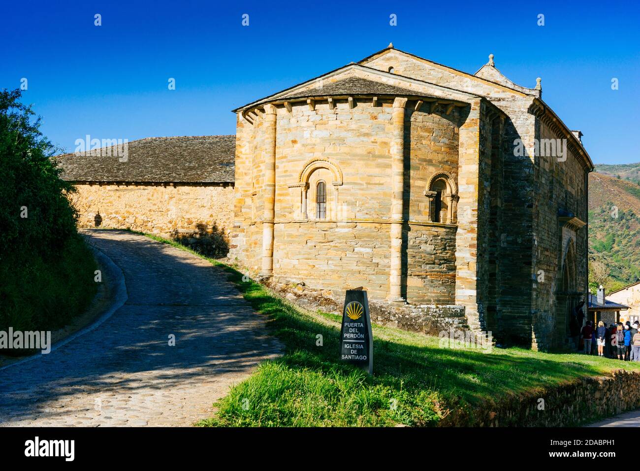 La chiesa di Santiago Apóstol è un tempio parrocchiale di stile romanico. Modo francese, modo di San Giacomo. Villafranca del Bierzo, El Bierzo, Leon, Castil Foto Stock