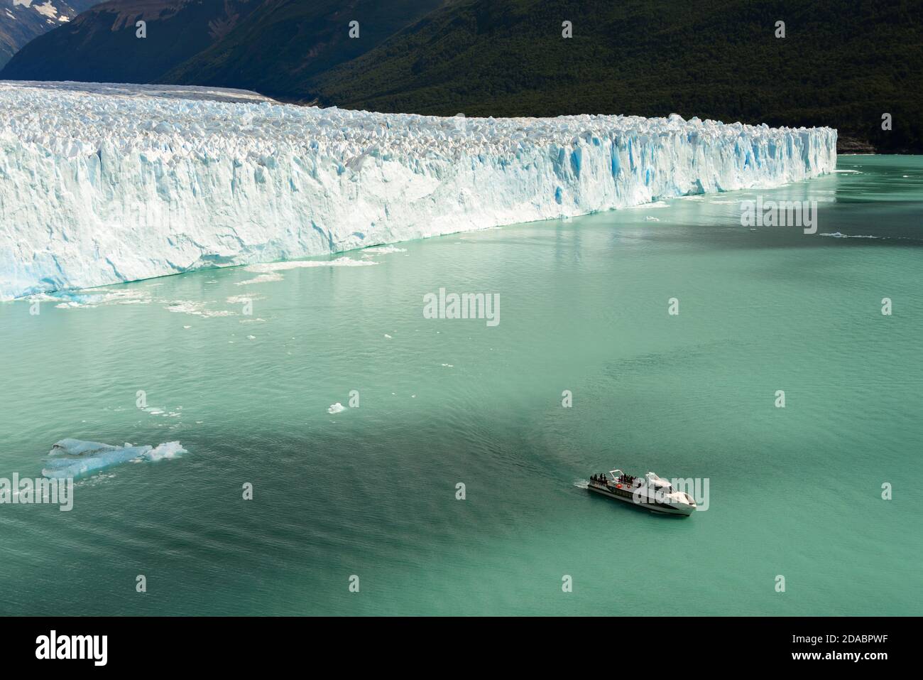 Tour in barca sul lago Argentino, a nord del ghiacciaio Perito moreno Foto Stock