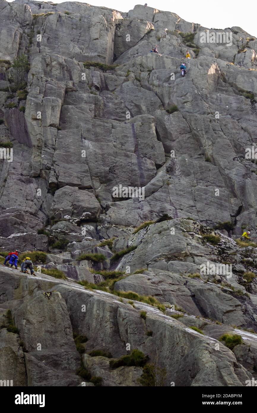 Scalatori di roccia che salgono Glyder Fawr nella Valle di Ogwen Galles del Nord Foto Stock
