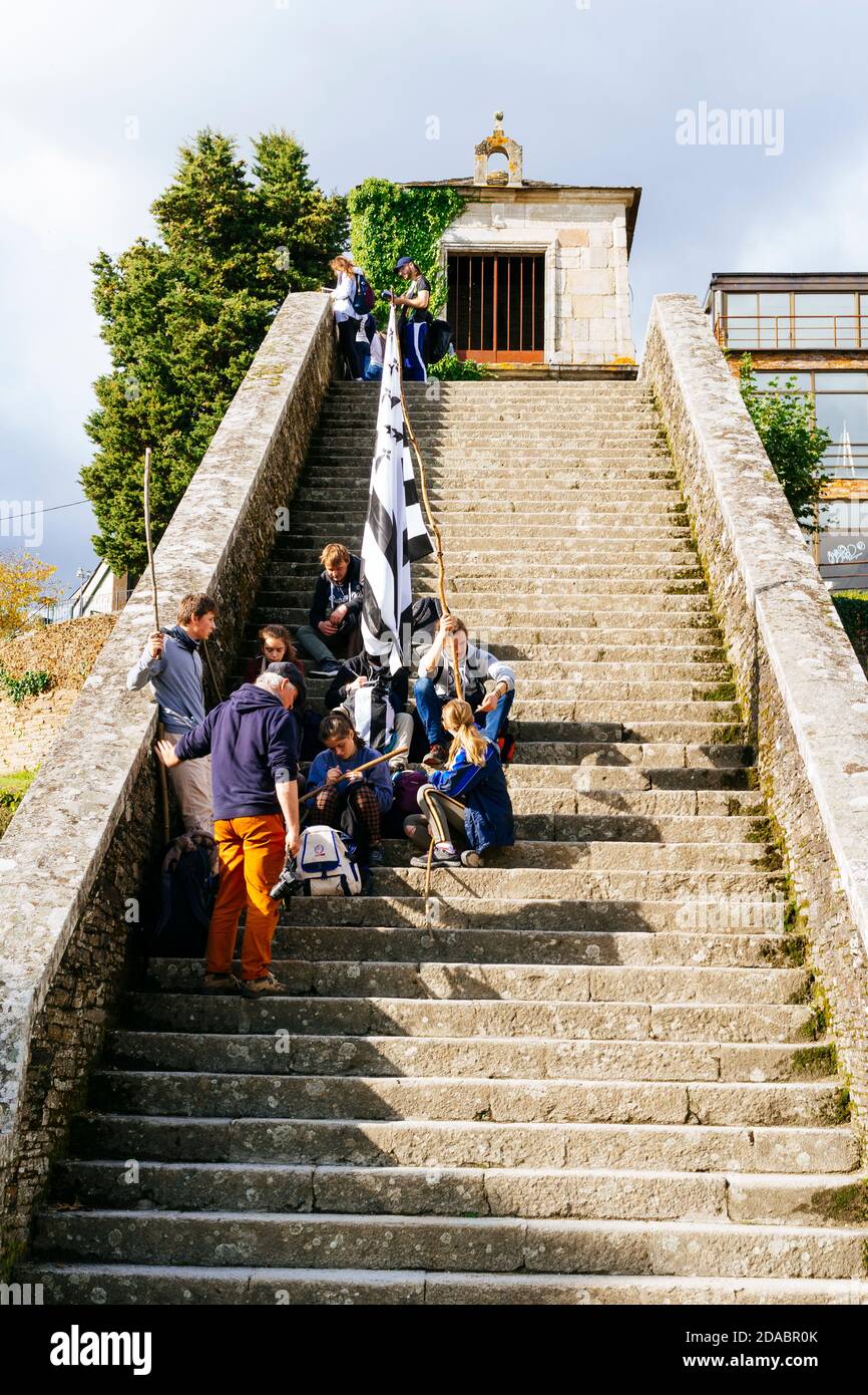 La lunga scalinata che conduce alla Capilla de las Nieves e all'ingresso pedonale di Portomarín. Via Francese, Via di San Giacomo. Vicino a Portomarin, Lugo, Foto Stock
