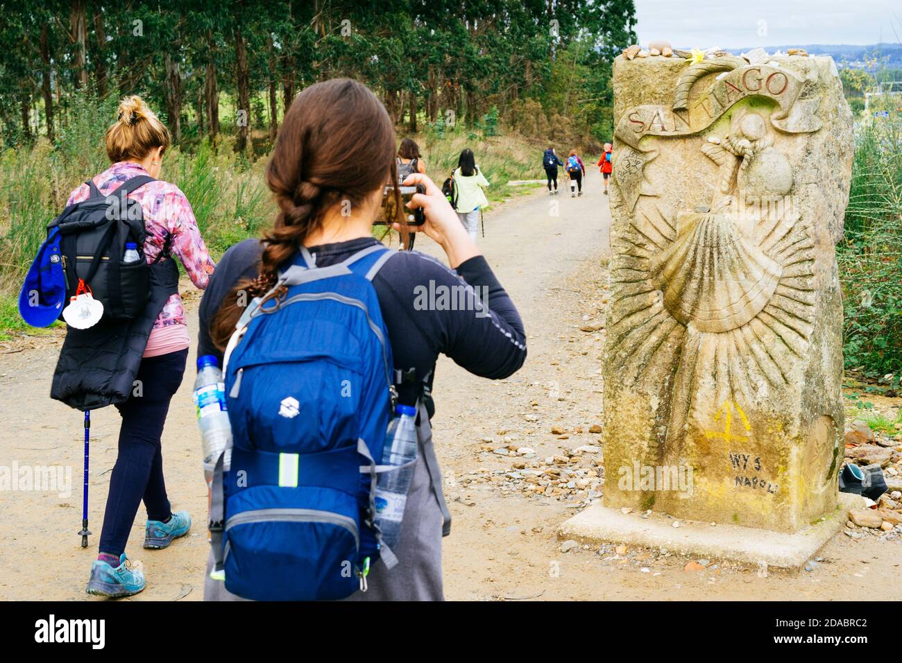 Un monolito scolpito con la canna, zucca e capesante conchiglia annuncia l'ingresso nel comune di Santiago. Modo francese, modo di San Giacomo. Sant Foto Stock