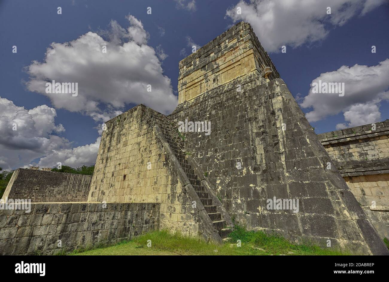 Vista laterale-posteriore del Tempio della Giaguaro nel complesso archeologico di Chichen Itza in Messico Foto Stock