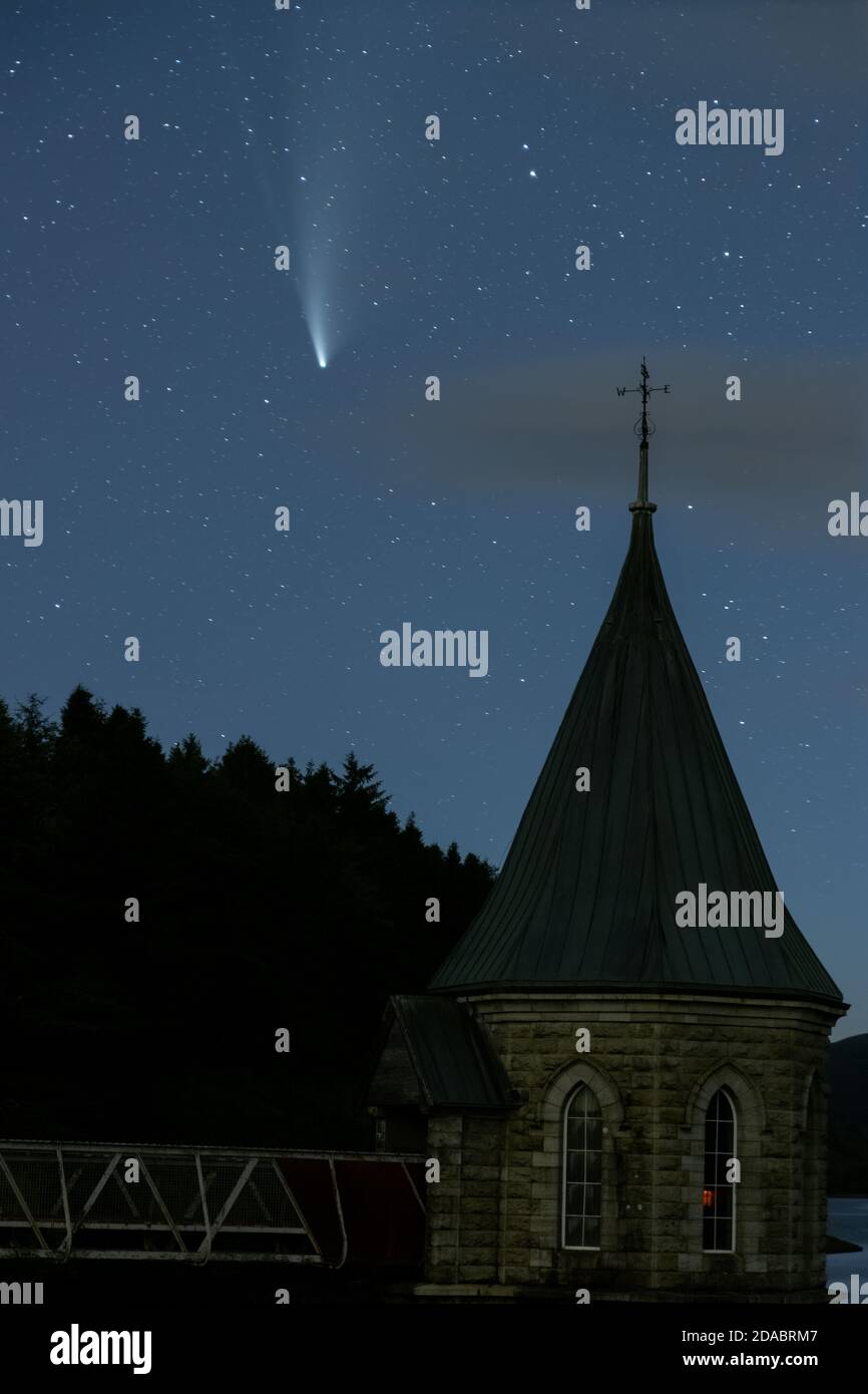 Cometa Neoswise sopra la casa di pompaggio di un grande serbatoio Nei beacon di Brecon Foto Stock