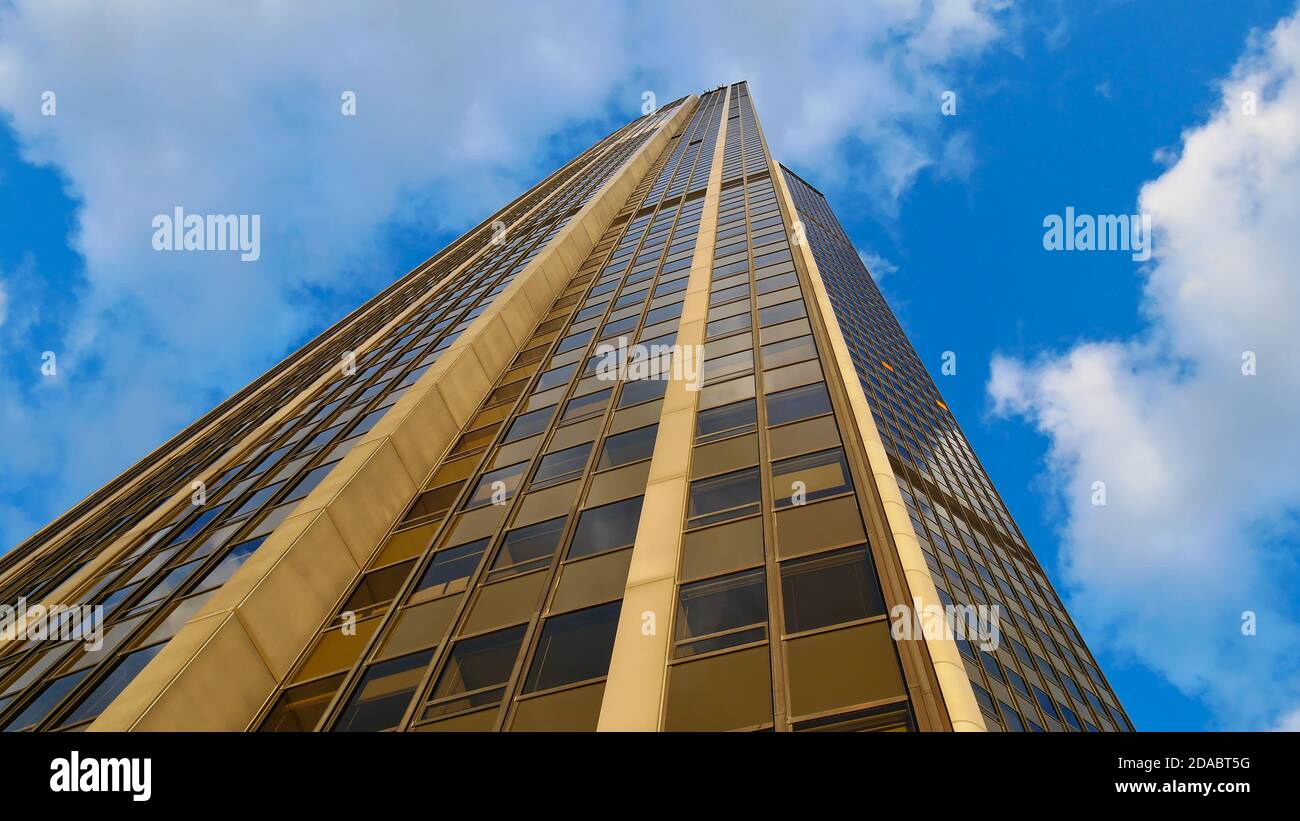 Parigi, Francia - 09/08/2019: Vista ad angolo basso della scintillante facciata marrone dell'alto grattacielo Tour Montparnasse, uno dei più grandi edifici alti. Foto Stock