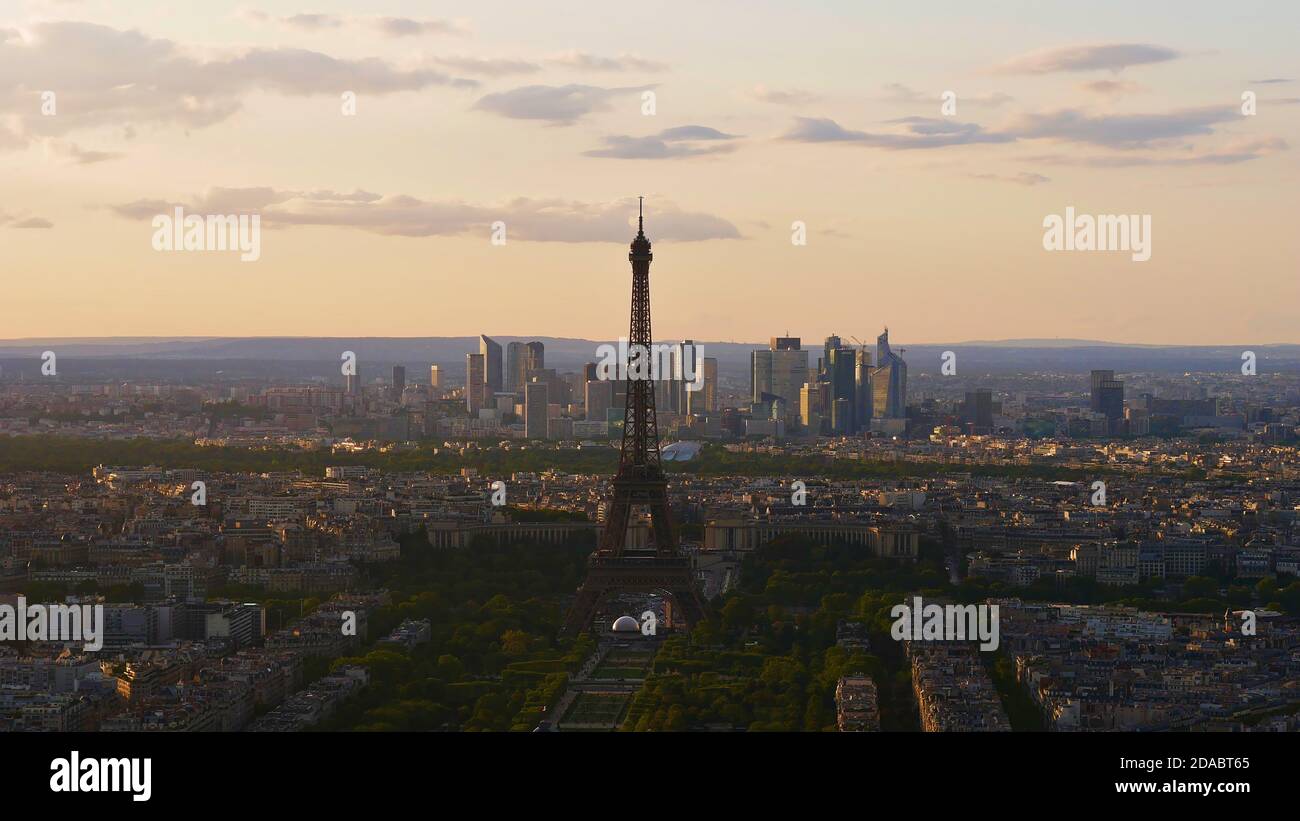 Parigi, Francia - 09/08/2019: Splendida vista panoramica aerea del centro storico di Parigi con Tour Eiffel, parco Champ de Mars. Foto Stock