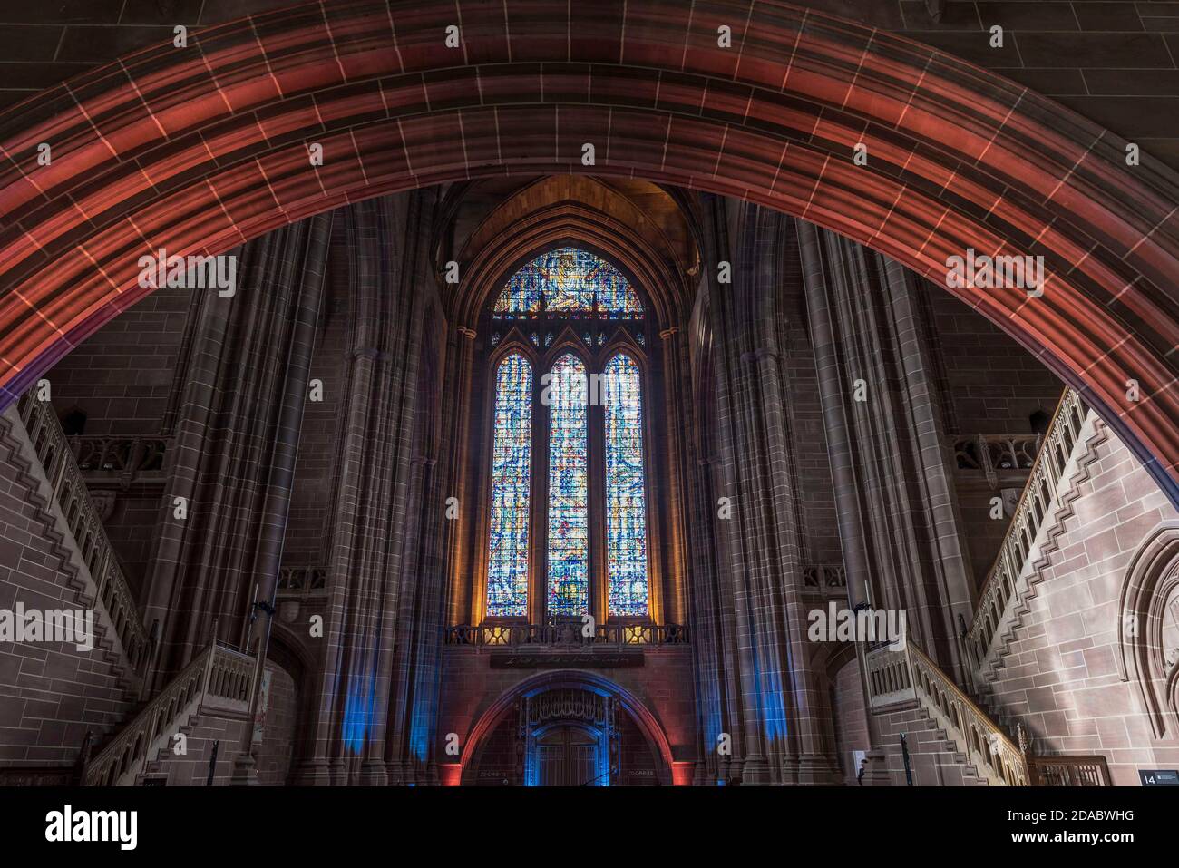 Interni della Cattedrale di Liverpool. La finestra occidentale della cattedrale anglicana di Liverpool è un’enorme area di vetrate colorate Foto Stock