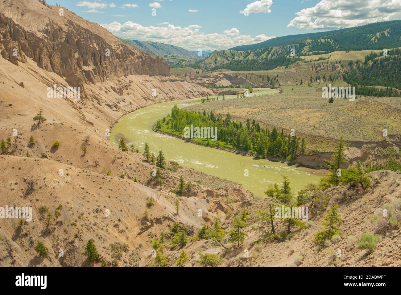 Pittoresca vista sul fiume Chilcotin - un affluente del fiume Fraser nel fiume senza pioggia lee delle montagne costiere. Foto Stock