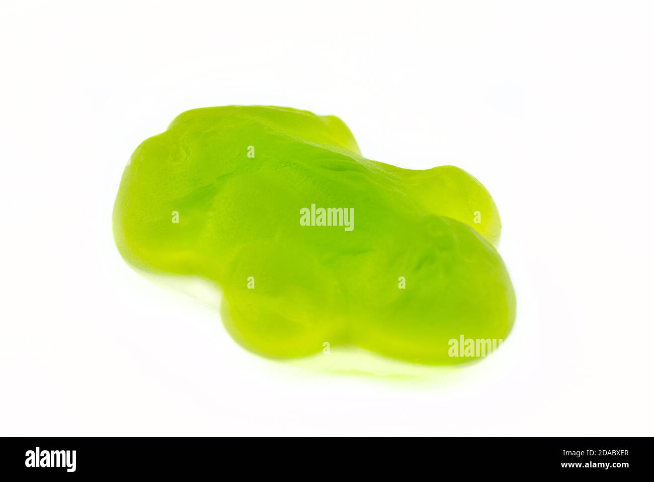 Un macro shot di un fagiolo di gelatina verde, isolato su uno sfondo bianco. Foto Stock