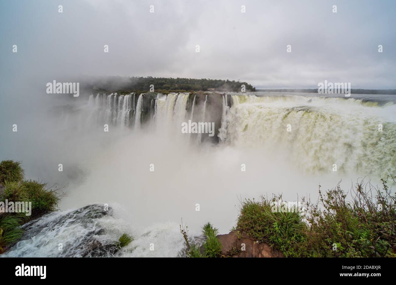 Le cascate di Iguazzu sul lato argentino. Vista della caduta`s acqua nella Garganta del Diabolo, la gola del diavolo. Foto Stock
