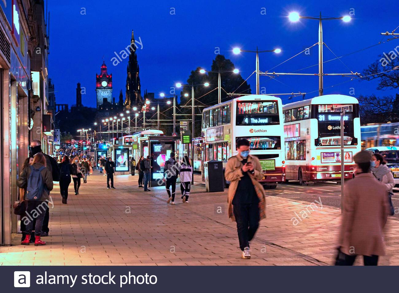 Edimburgo, Scozia, Regno Unito. 11 Nov 2020. Normalmente occupato con la gente, Princes Street è ancora insolitamente tranquilla all'ora di punta e crepuscolo a causa delle misure di blocco Covid-19 Tier 3. Credit: Craig Brown/Alamy Live News Foto Stock