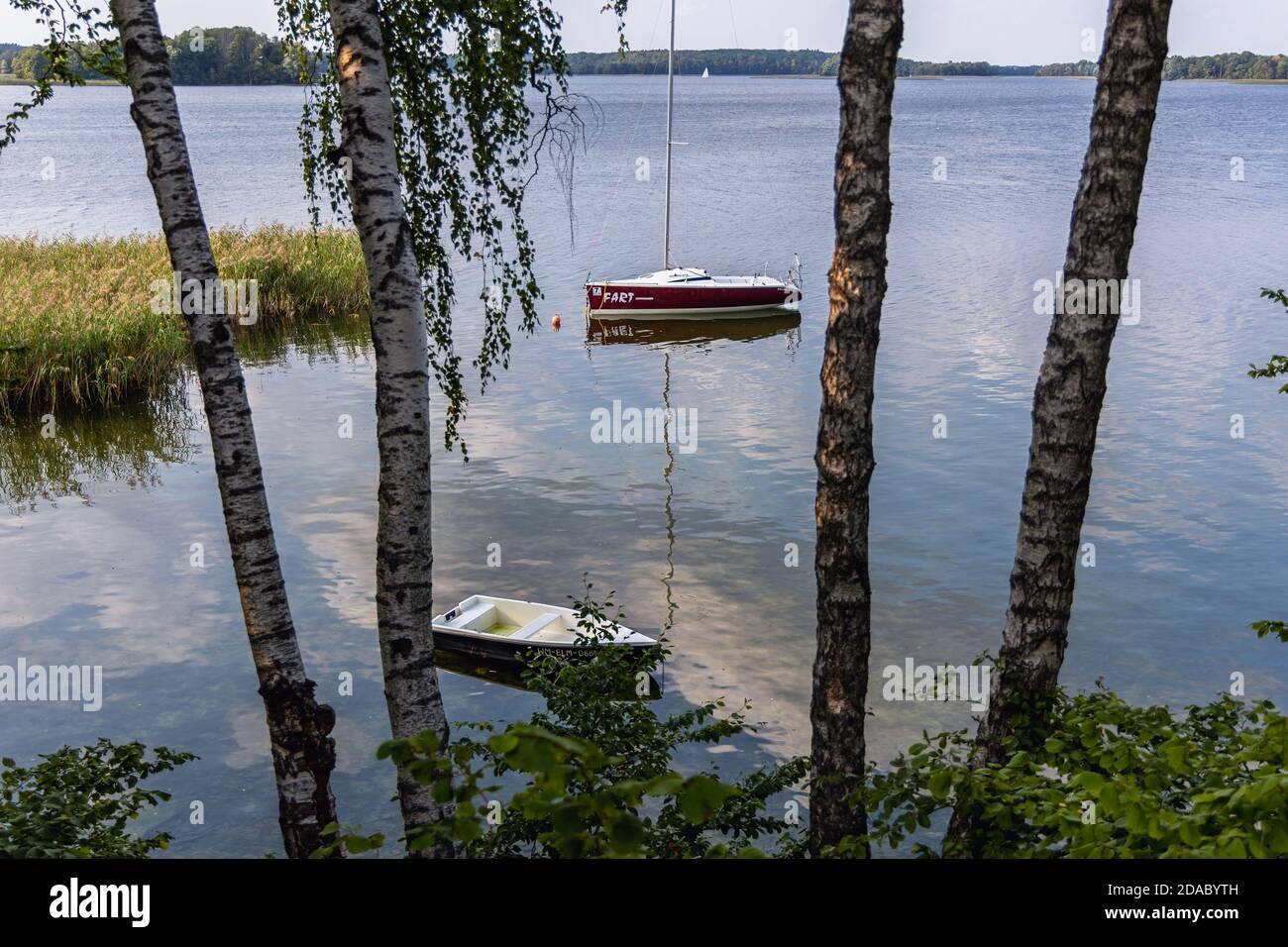 Barca a vela sul lago Narie situato nella regione di Ilawa Lakeland, vista dal villaggio di Kretowiny, la contea di Ostroda, Warmia e Mazury provincia della Polonia Foto Stock