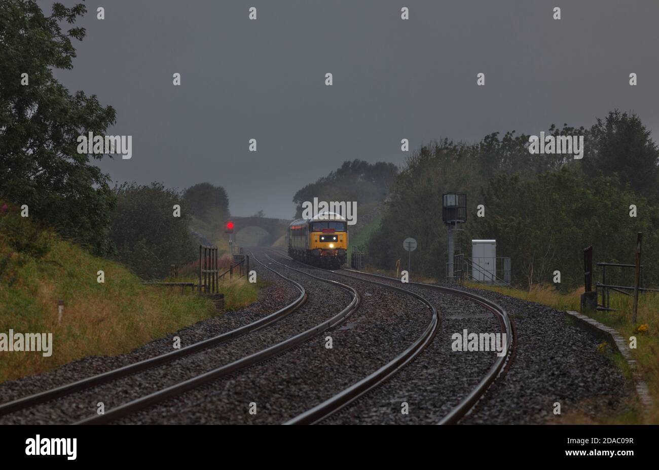 Locomotiva classe 47 47593 trasporto delle carrozze 'Staycation Express' Un insediamento piovoso molto umido e Carlisle Railway a Horton A Ribblesdale Foto Stock