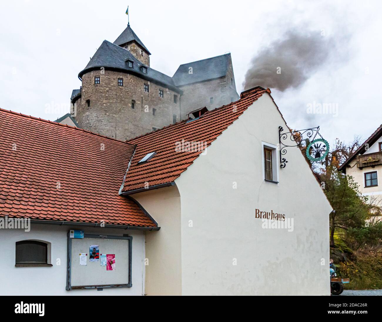 Il camino fuma sopra la tradizionale fabbrica di birra Zoigl di Falkenberg, Germania Foto Stock