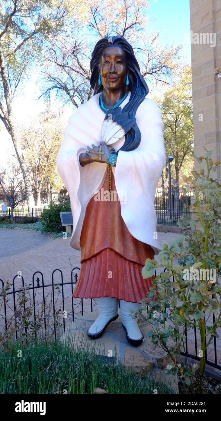 Statua della donna indiana, apparentemente convertita al cristianesimo, che detiene una Bibbia della Cattedrale di San Francesco d'Assisi, Santa Fe, New Mexico Foto Stock