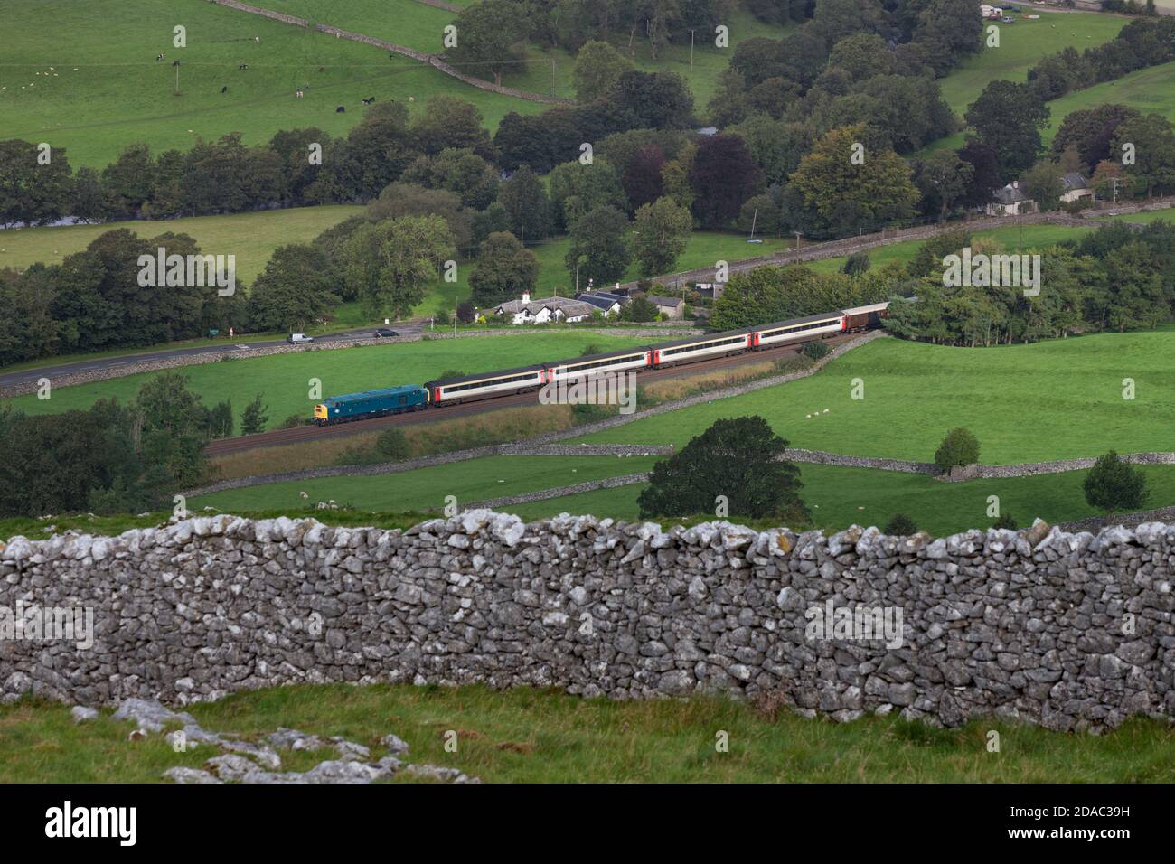 Locomotiva diesel di classe 40 conservata 40145 passando Stainforth, accomodati con il treno turistico Staycation Express Foto Stock