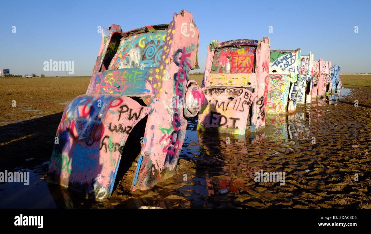 Cadillac Ranch è un'installazione di arte pubblica e scultura ad Amarillo, Texas. È stato creato nel 1974 da chip Lord, Hudson Marquez e Doug Michels. Foto Stock