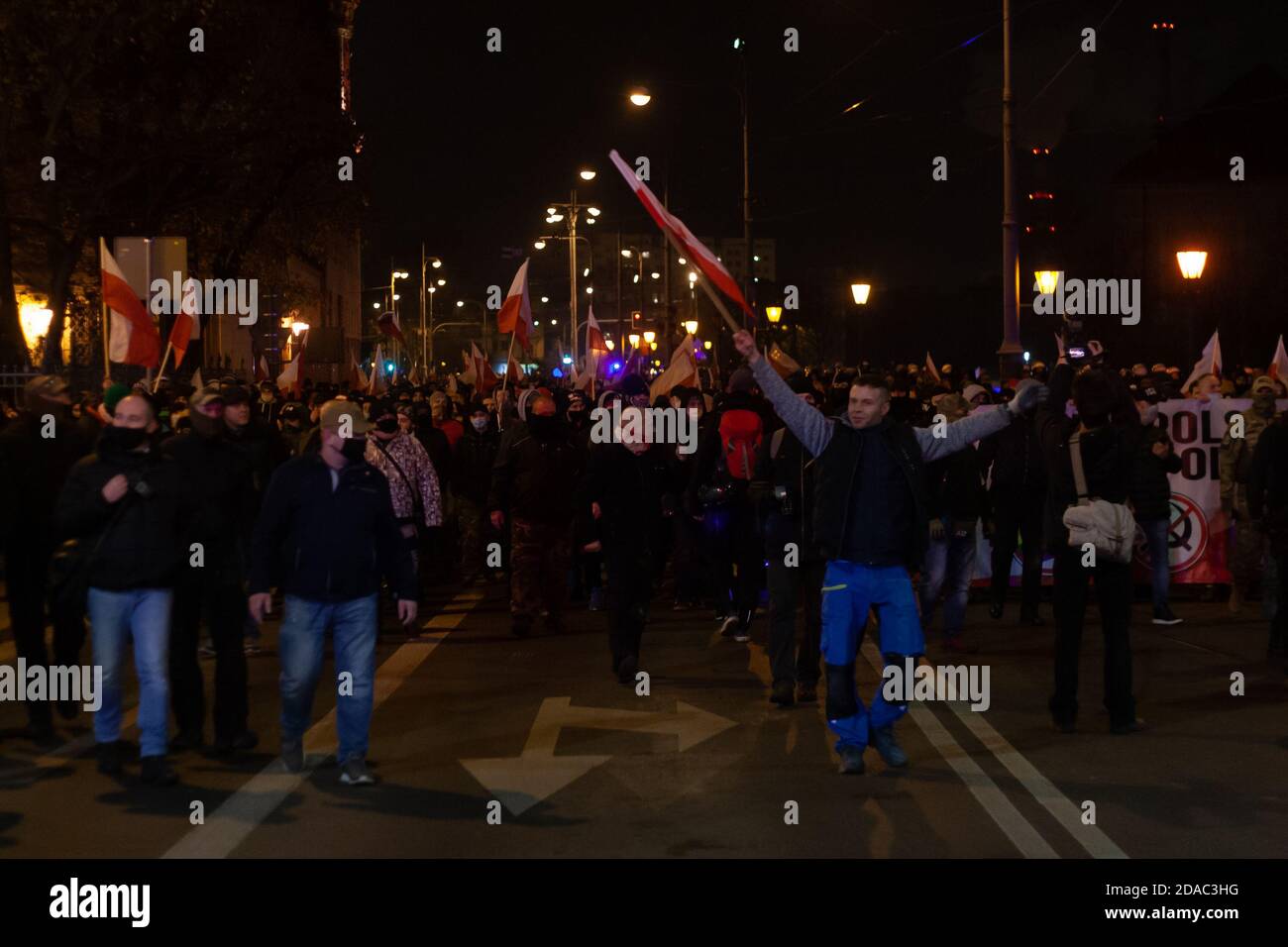 Wroclaw, Polonia. 11 Nov 2020. Processione non ufficiale in occasione della Giornata Nazionale dell'Indipendenza. Credit: Marek Durajczyk/Alamy Live News Foto Stock